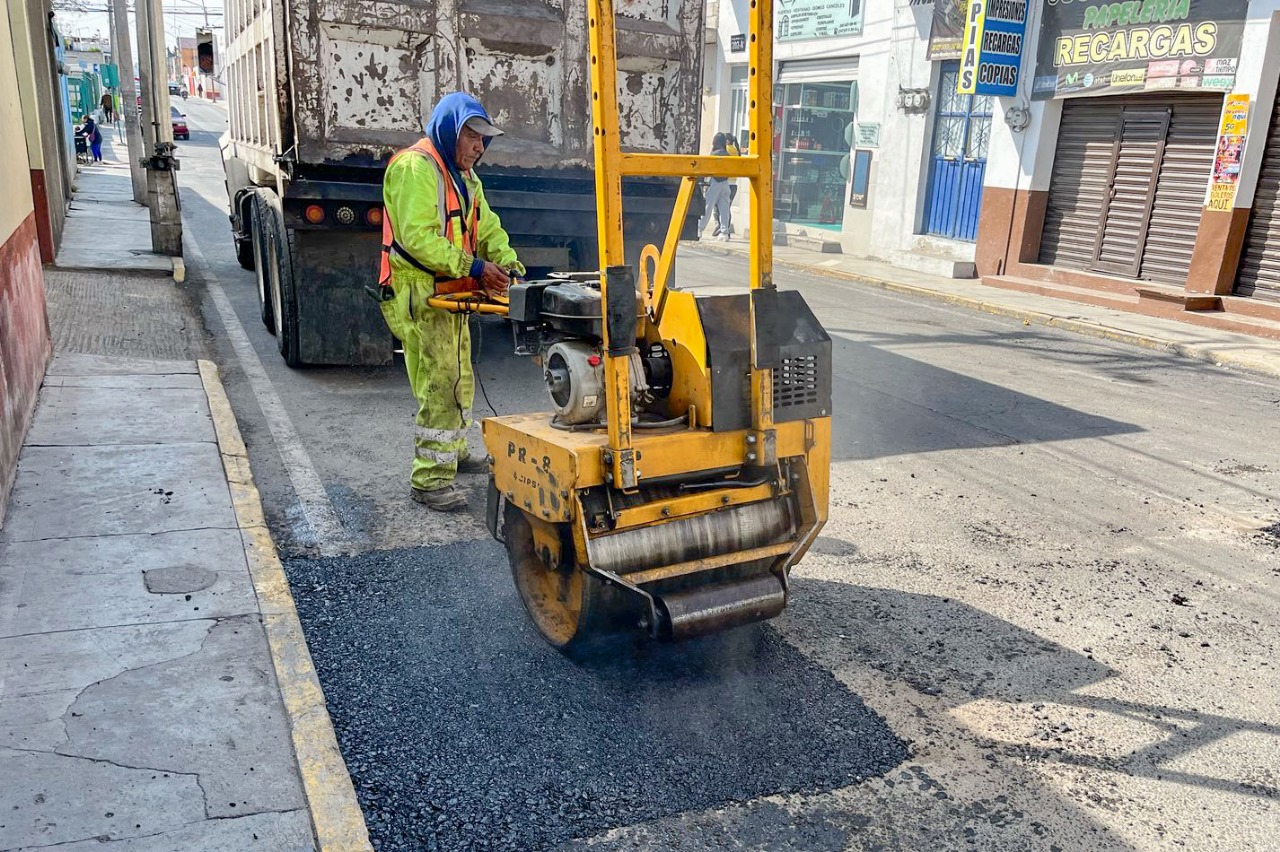 Despliega gobierno de Huamantla brigadas de bacheo en vialidades afectadas por granizada